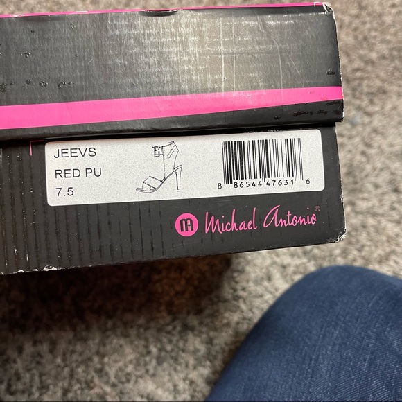 Red high heels. - Picture 4 of 8